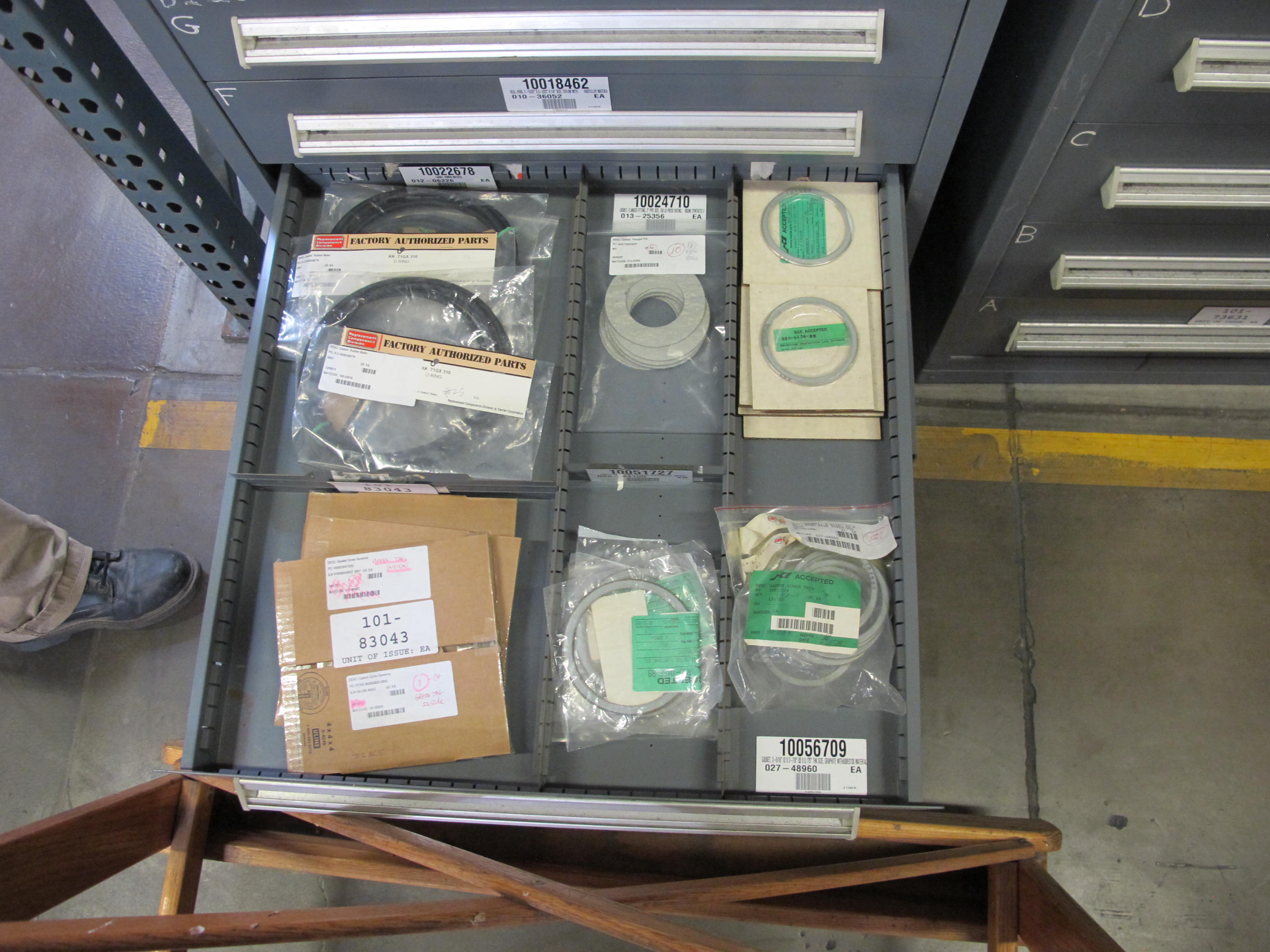 STANLEY VIDMAR HEAVY DUTY 11-DRAWER PARTS CABINET W/ CONTENTS (W-50) LOADING & HANDLING FEE $25-